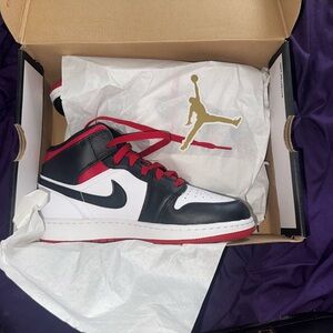 Air Jordan one mid. Youth